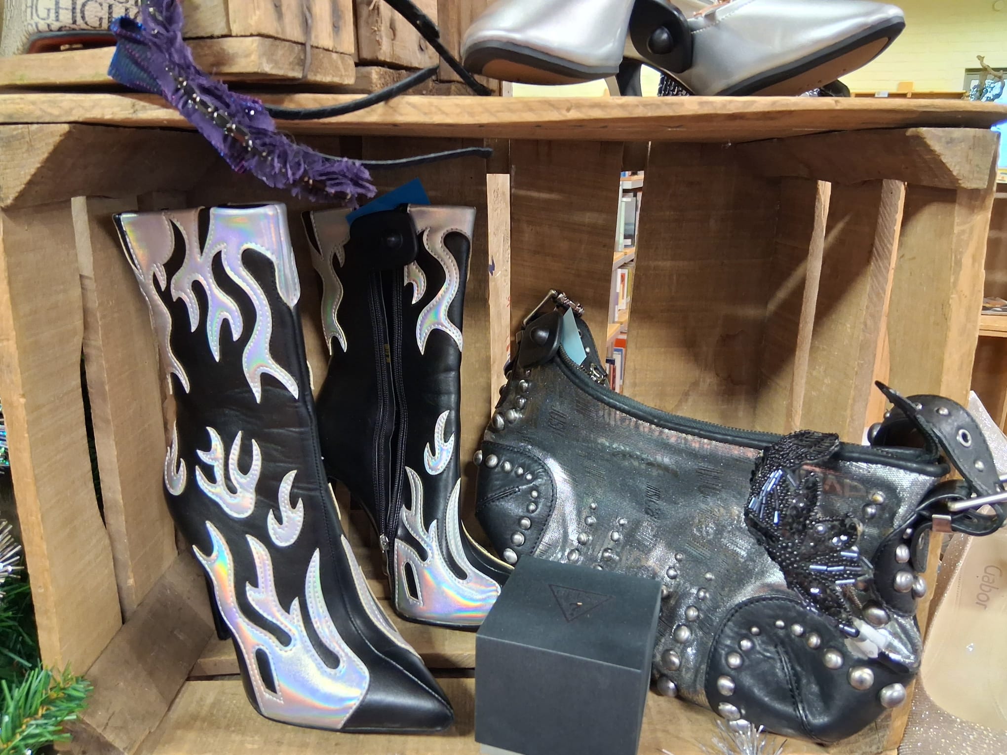 Wat een funky vlammen hoge laarzen! Dat bij Sjans Heist-op-den-Berg!